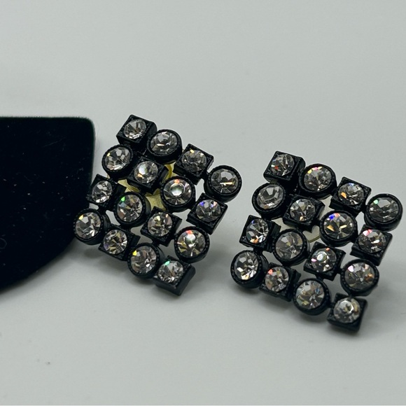 Elegant Black and Silver Tone 'Costume Jewelry' Ring SZ. 8 & 2 Sets of earrings - Picture 5 of 16
